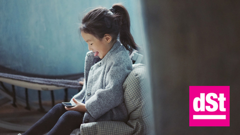 kleines Mädchen am Smartphone